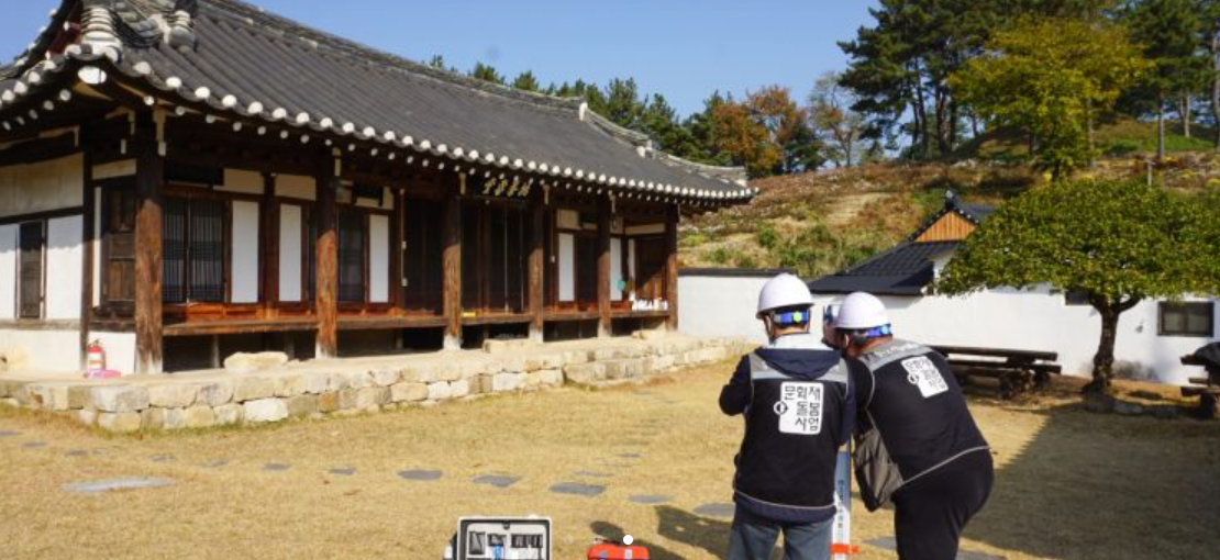 문화재 돌보미들이 한옥 문화재를 관리하고 있다.